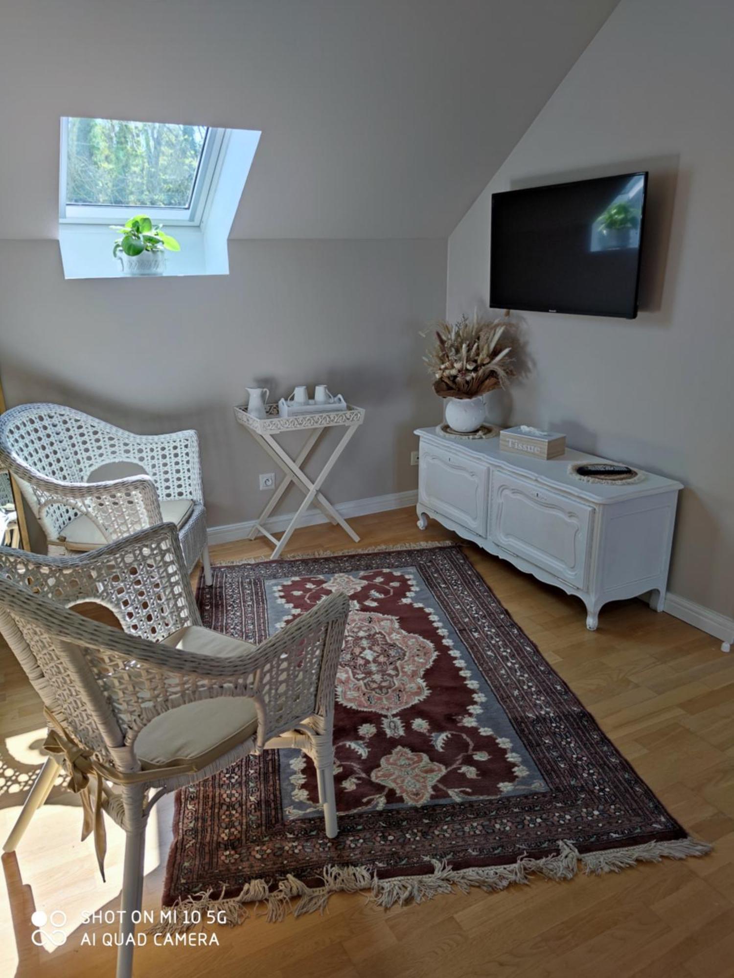 Reves & Riviere Bed & Breakfast Room photo